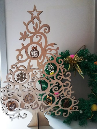 Елка с игрушками 