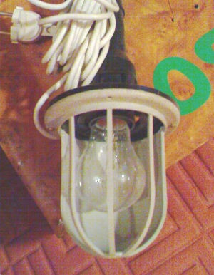 Лампа переносная бытовая Е - 27 с решеткой