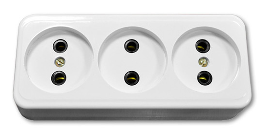 Электророзетка открытой установки трехместная