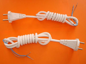 Шнур армированный неразборный двухполюсными вилками 