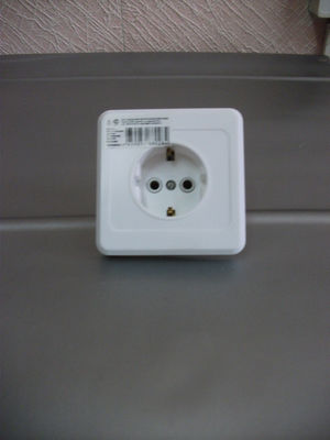 Розетка открытой установки одноместная с заземляющим контактом