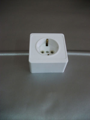 Розетка сткрытой установки одноместная с заземляющим контактом