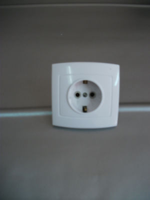 Розетка скрытой установки с заземляющим контактом