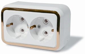 Розетка открытой установки двухместная, с заземлением, серия Москвичка, цвет белый с рамкой под золото