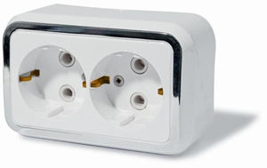 Розетка открытой установки двухместная, с заземлением, серия Москвичка, цвет белый с рамкой под серебро