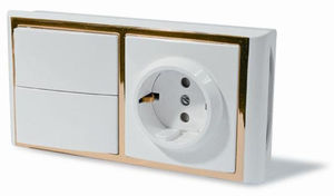 Блок ЭУУ выключатель двухклавишный + розетка с заземлением и защитными шторками, серия Модерн, цвет белый с рамкой под золото