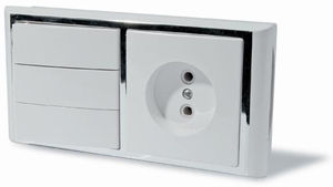 Блок ЭУУ выключатель трехклавишный + розетка, серия Модерн, цвет белый с рамкой под серебро