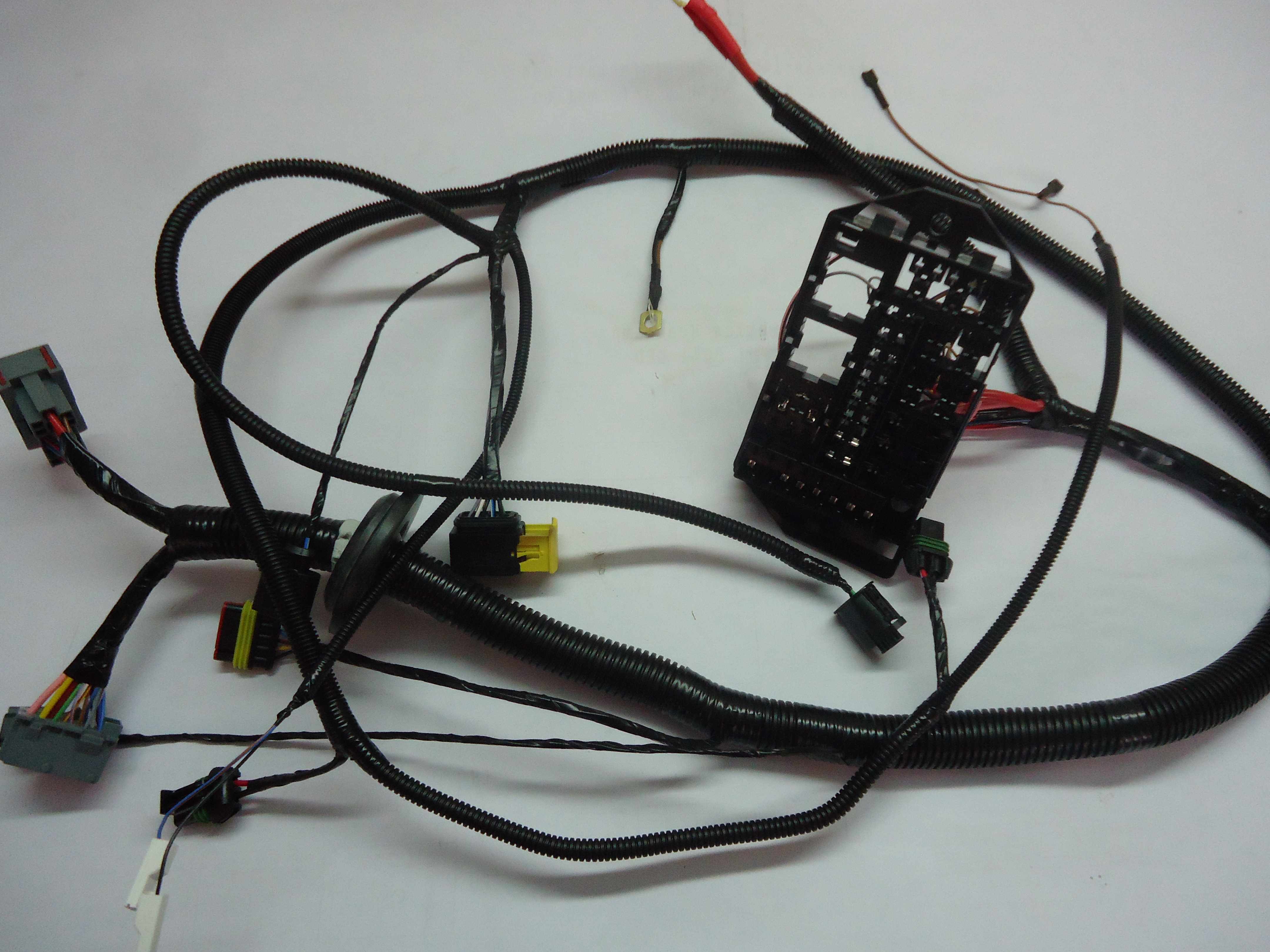 Жгуты проводов левого моторного отсека