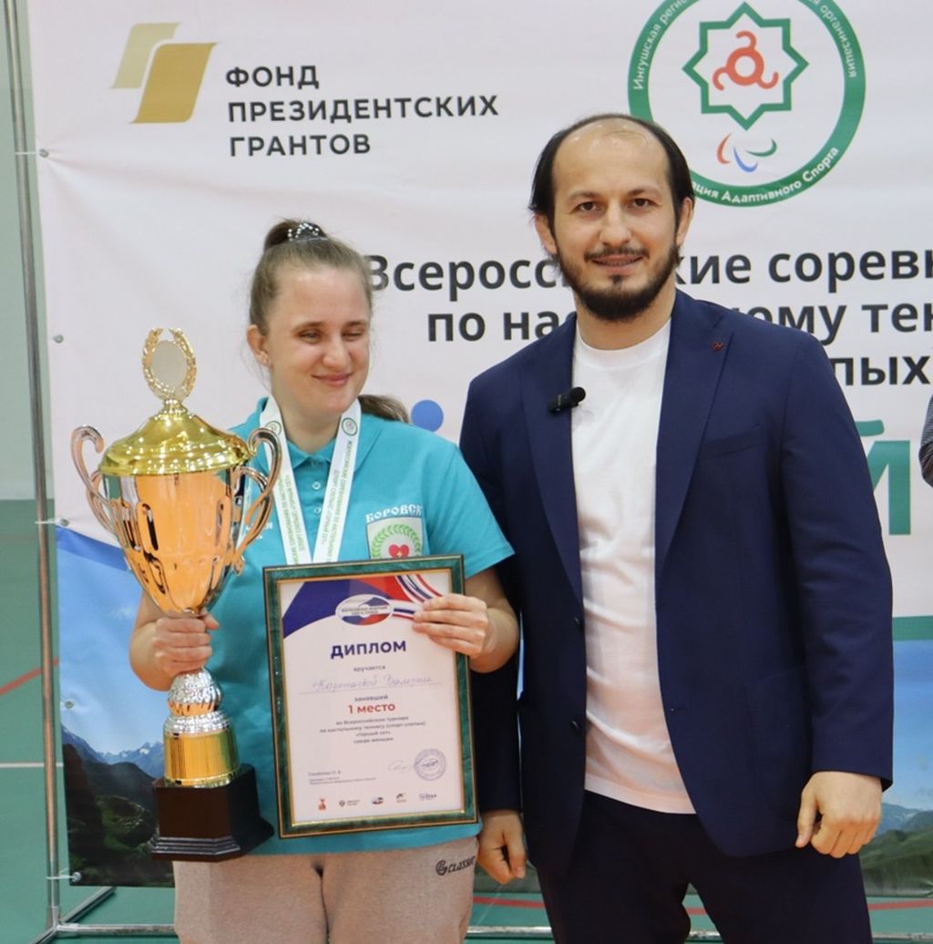 Победительница соревнований с Кубком и грамотой в руках