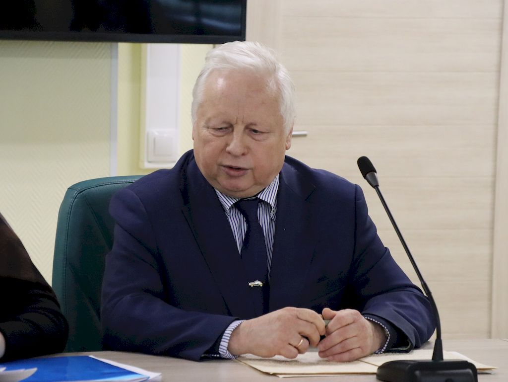 на фотографии Сергей Николаевич Ваньшин в тёмно-синем костюме