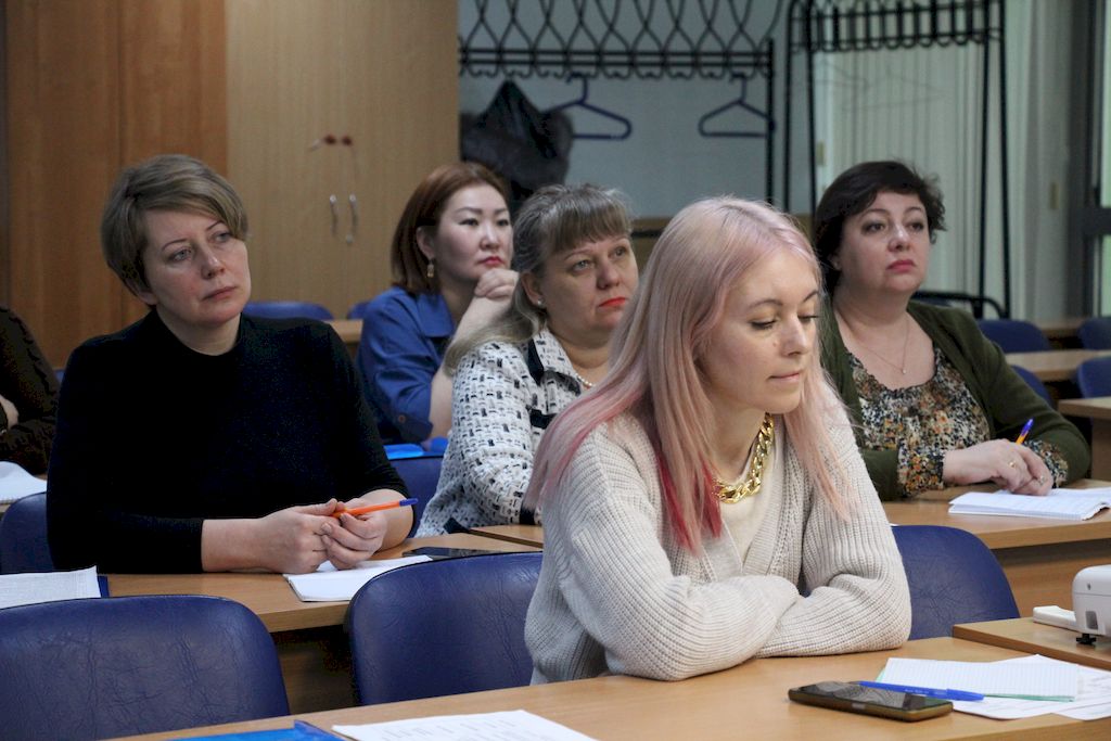 на фотографии студенты в учебной аудитории