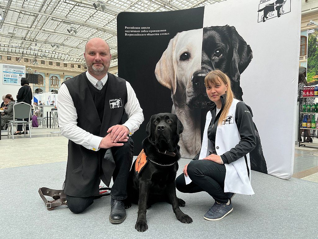 Артём Астанин и Анна на выставке в Гостином дворе