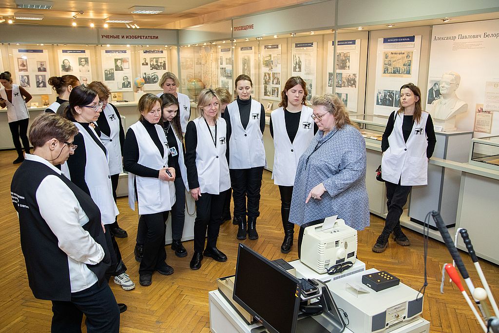 Алла Сергеевна проводит экскурсию по музею для сотрудников Российской школы подготовки собак-проводников ВОС