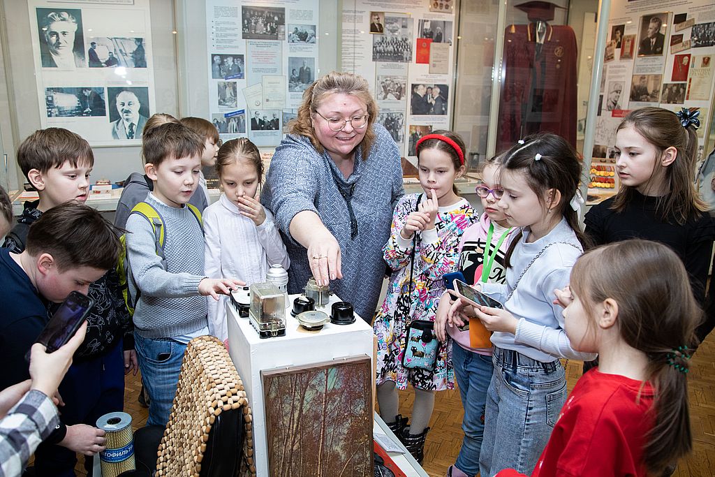 Алла Сергеевна проводит занятие в музее с детьми