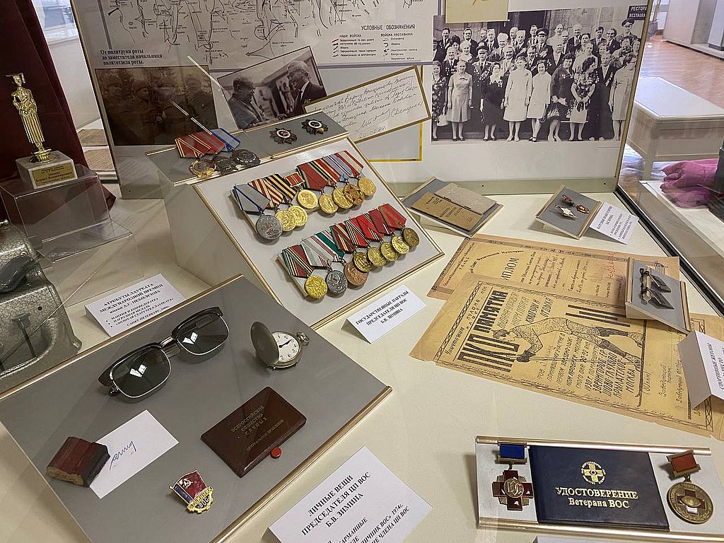 на фотографии награды Зимина и личные вещи, 